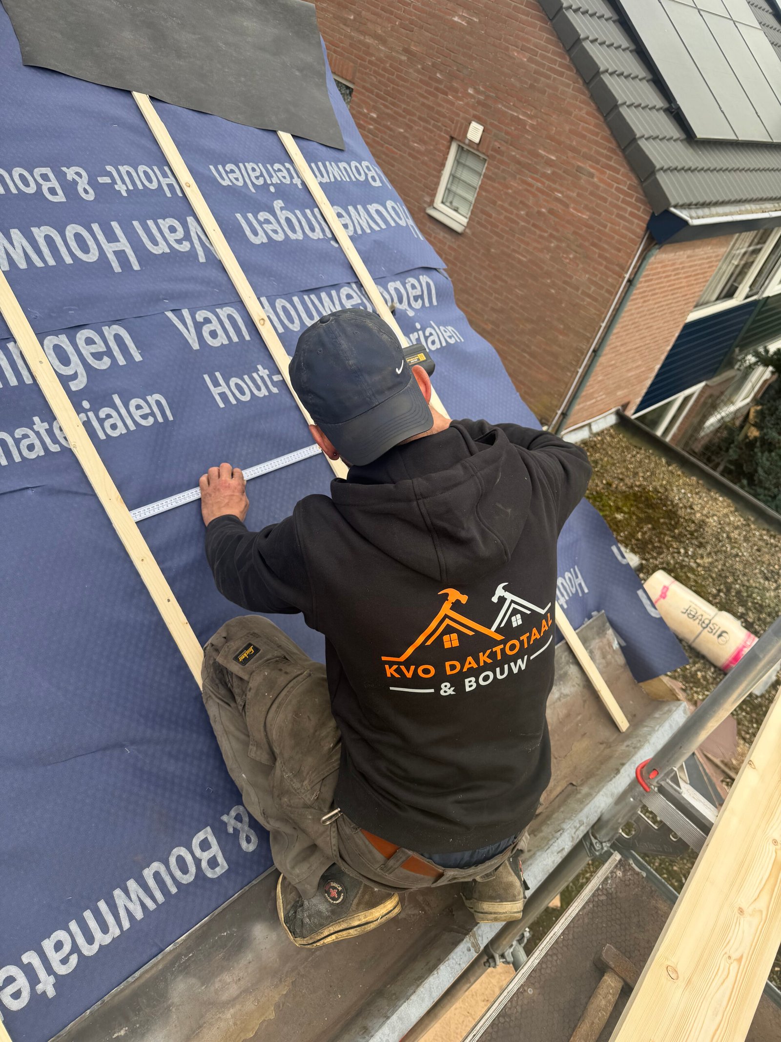 Onderdak en panlatten aanbrengen