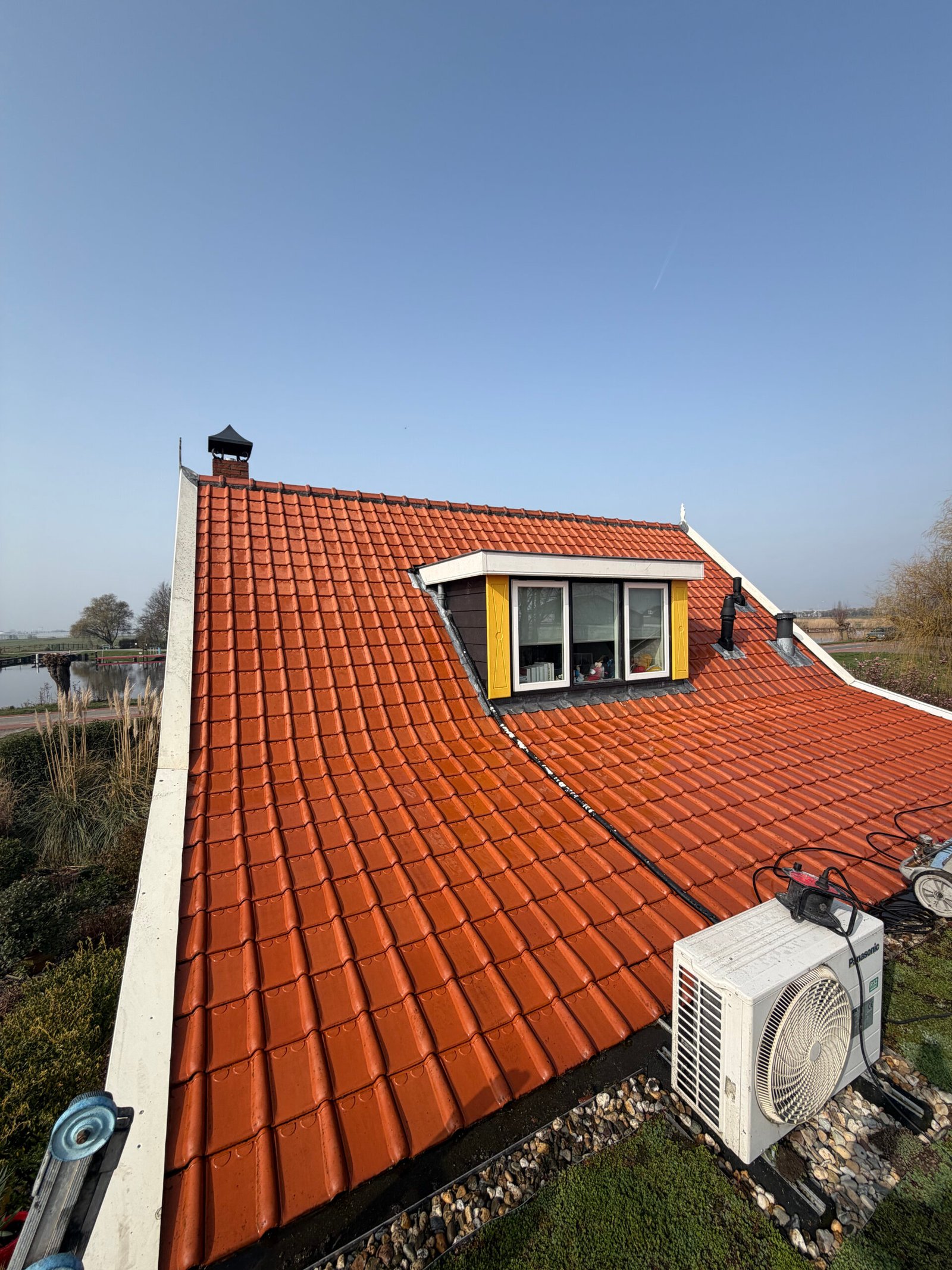 Dakkapel op een vernieuwd pannendak