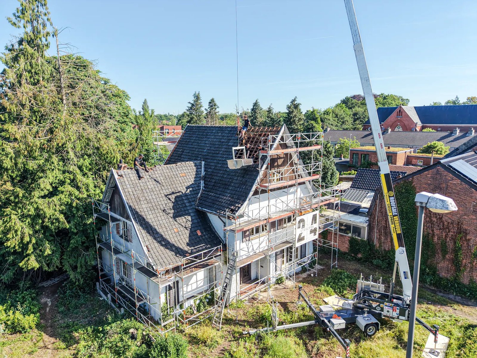 Kraan naast het project, van bovenaf