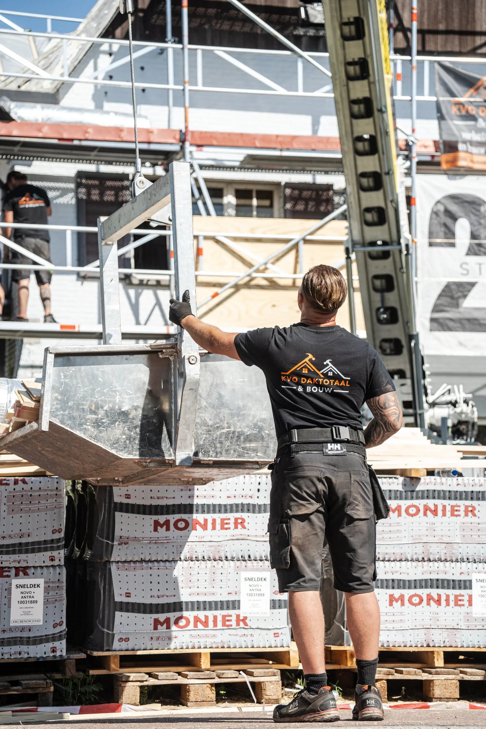 Pallets dakpannen op de bouwplaats