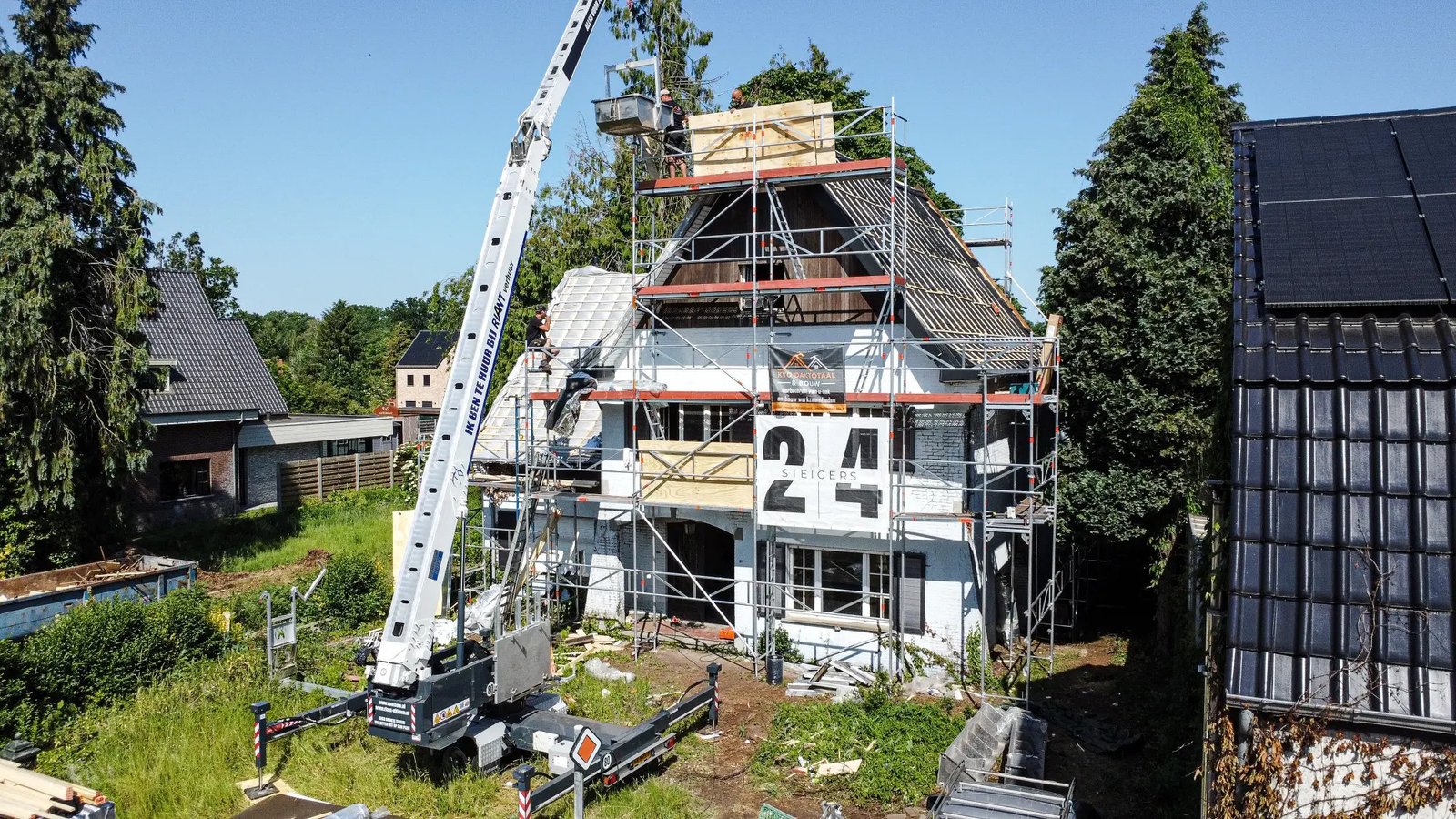 De woning volledig in de steiger