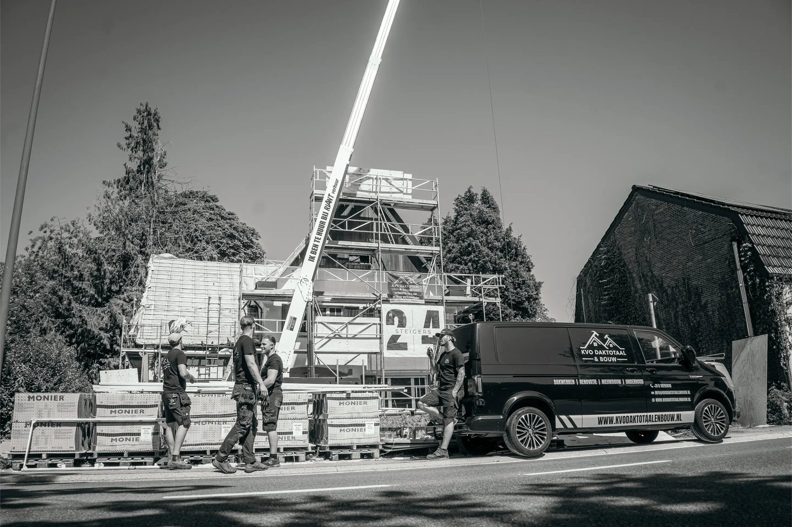 Bus en materiaal op de bouwplaats