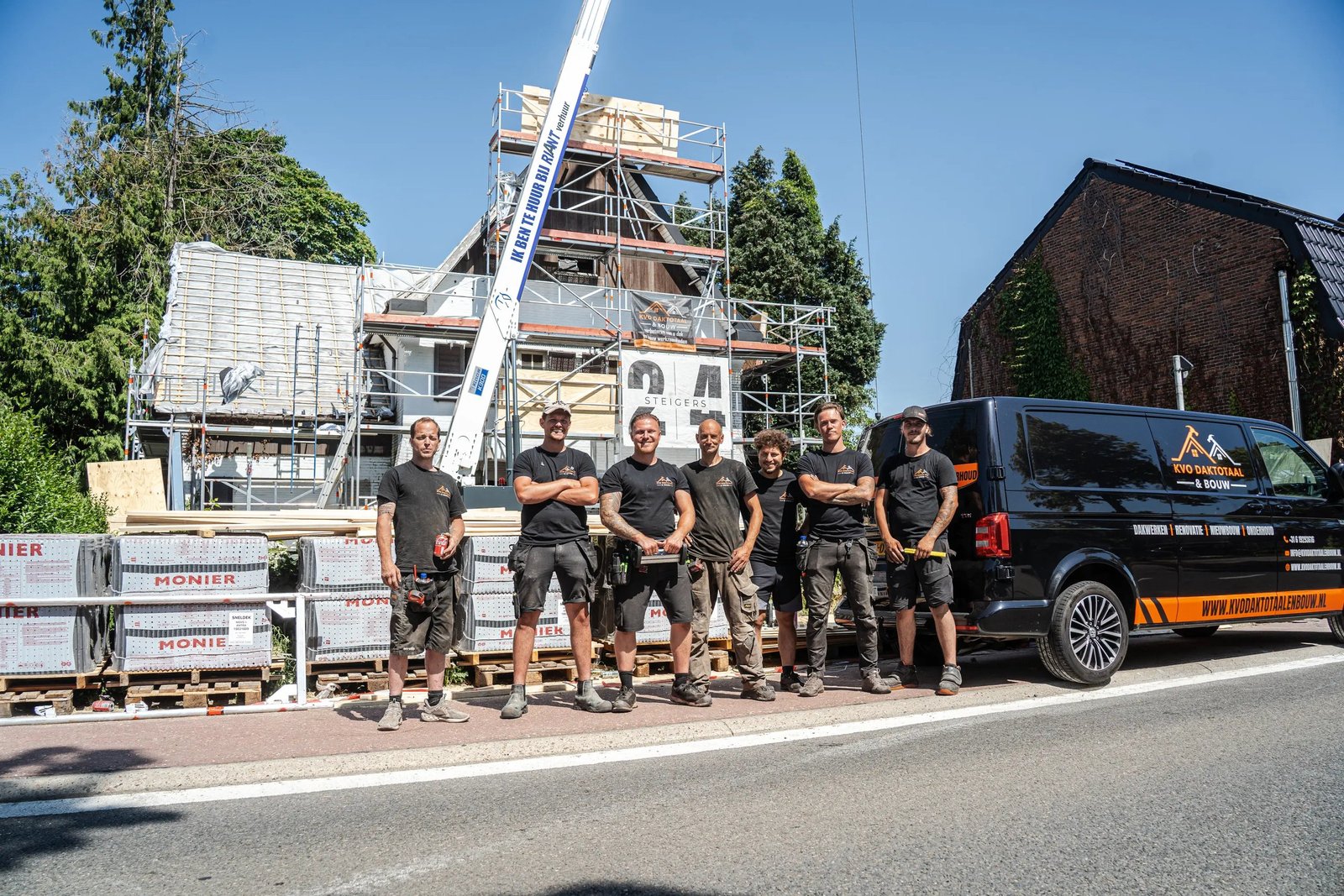 Het team van KVO Daktotaal & Bouw op locatie