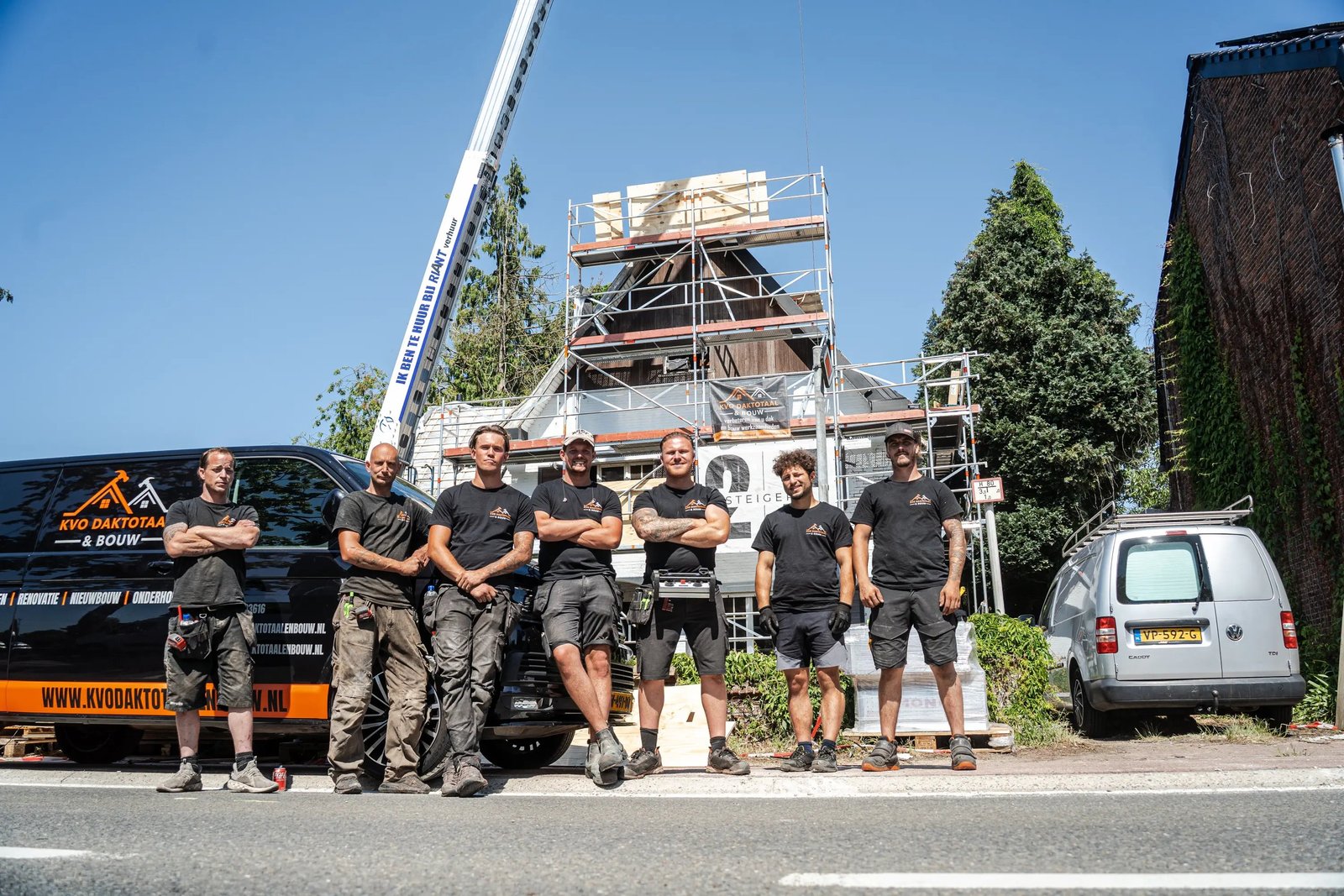 Het team van KVO Daktotaal & Bouw op locatie