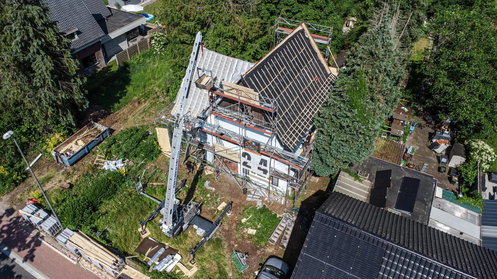 Luchtfoto van het dak tijdens de renovatie