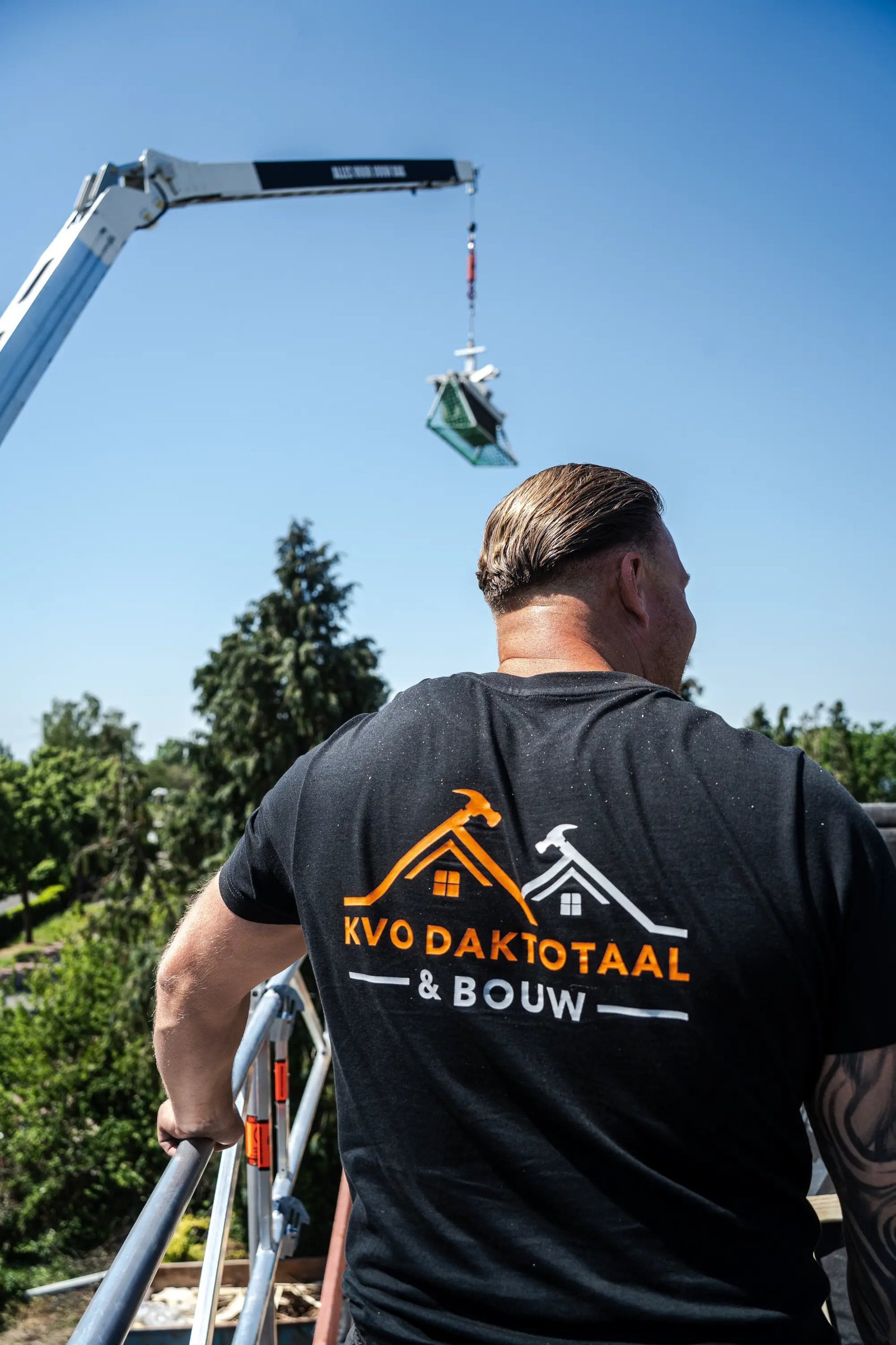 Kraanwerk bij een complete dakrenovatie